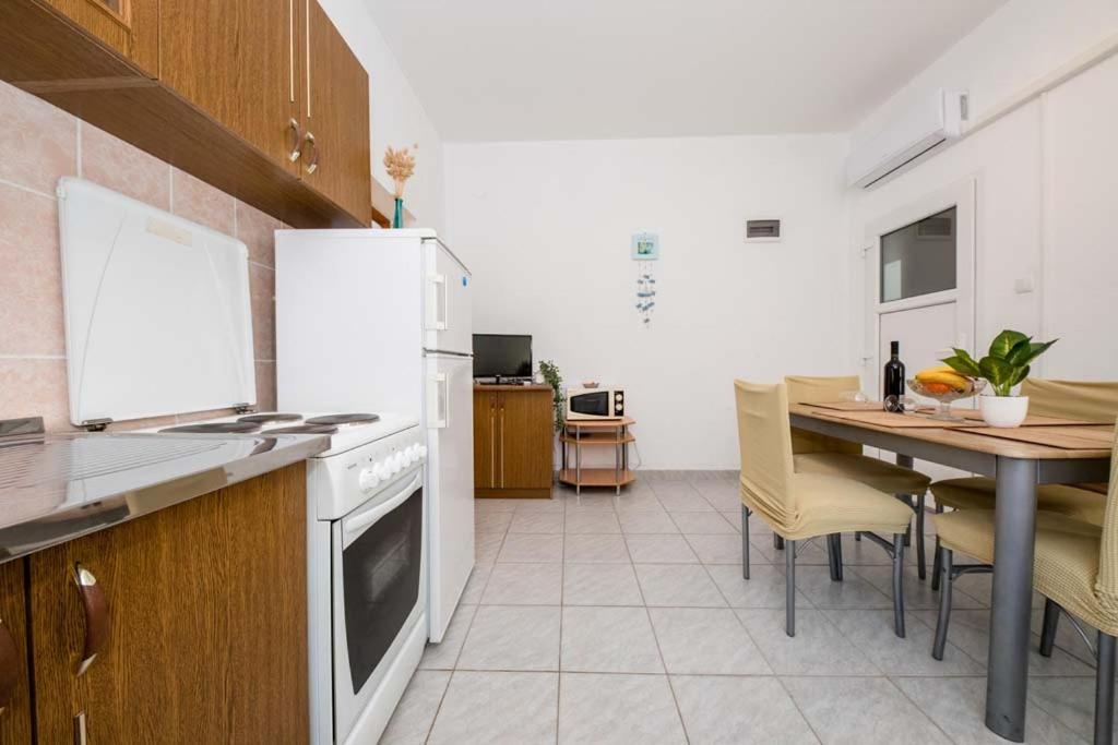 Luka Apartment *